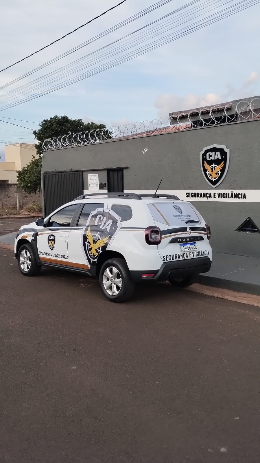 Viatura Renault Duster da CIA Segurança e Vigilância em frente à sede